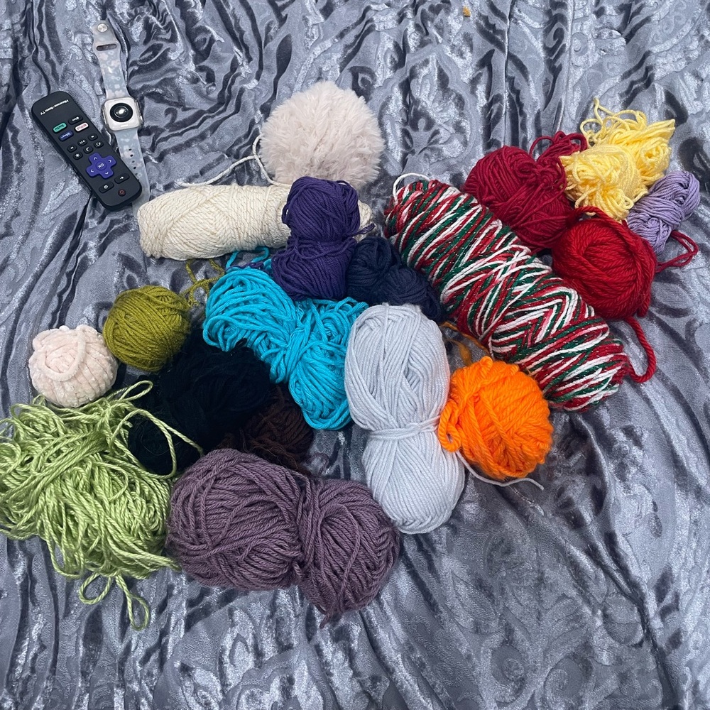 Bundle of yarn skeins